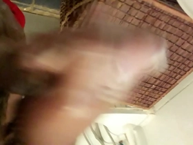 Haciendo una rica paja cuando quedo solo